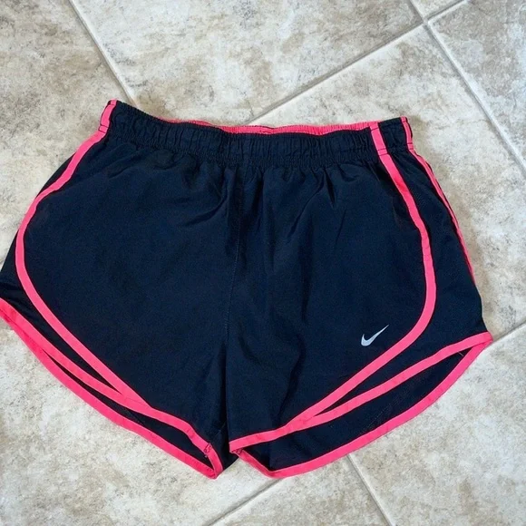 Nike Lot of Workout/gym/running clothes.  Pullover, shorts, tank top, tee shirt‎ - Picture 9 of 14